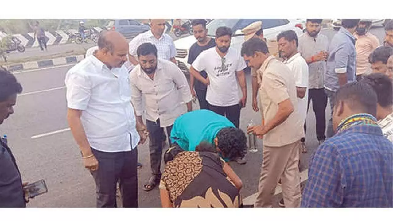 Parthasarathy shifts road accident victim to hospital