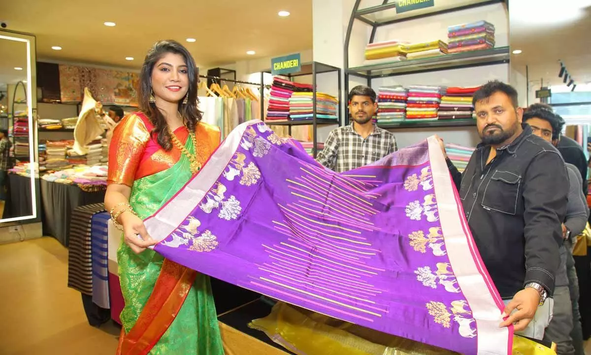 Socialite Alekhya Reddy Inaugurates D sons patola art Expo at Banjara Hills