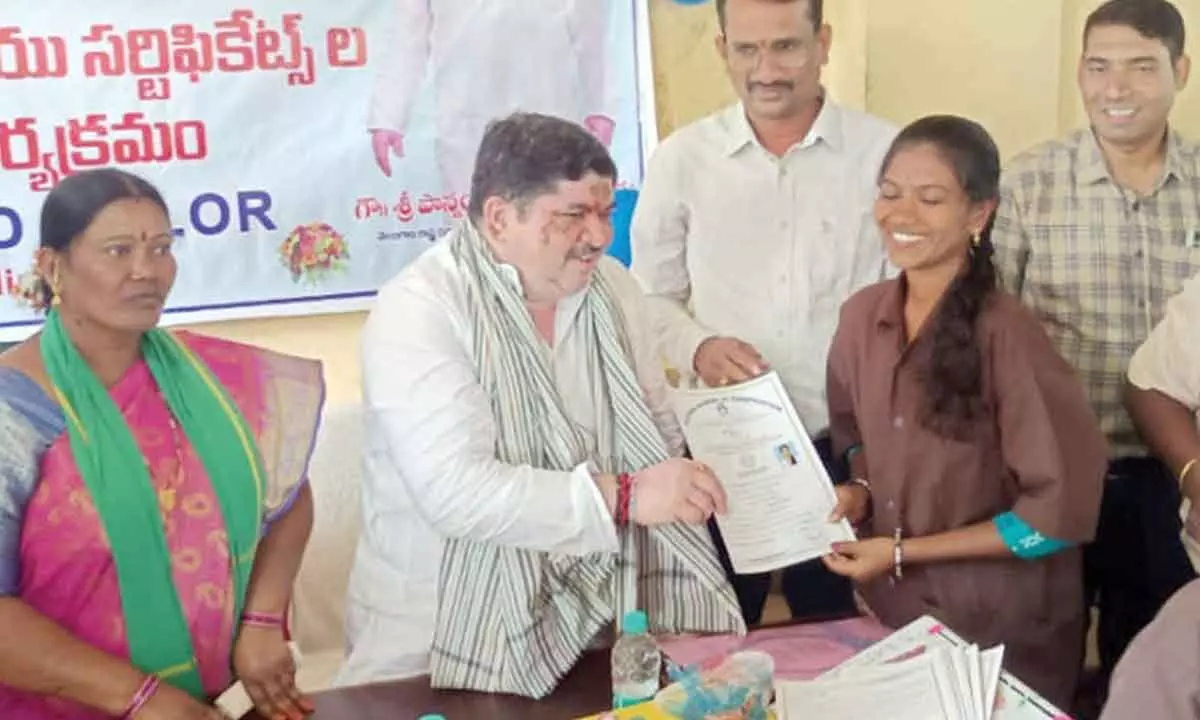 Ponnam distributes sewing machines to NAC-trained women