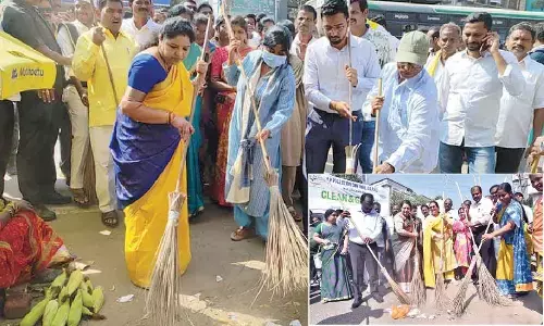 Minister, collector take part in cleanliness drive