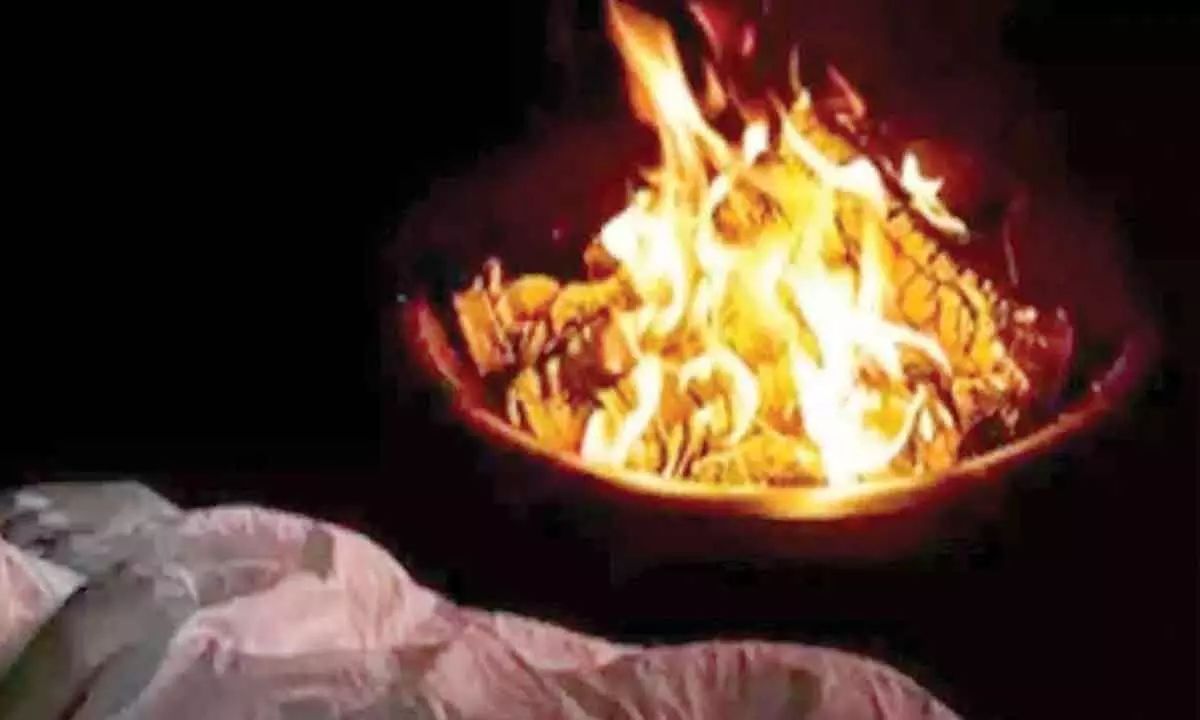 2 die after inhaling toxic fumes in Delhi 2 die after inhaling toxic fumes in Delhi