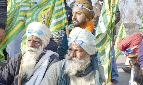 Protesting farmers defer today’s march to Delhi