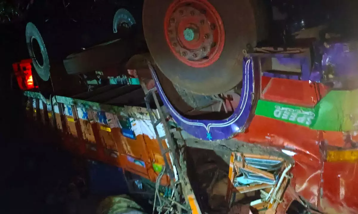 10 Dead as Lorry Overturns in Uttara Kannada 10 Dead as Lorry Overturns in Uttara Kannada