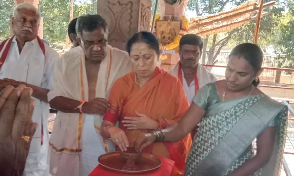 Former Union Minister Kotla Surya Prakash Reddy Participates in Rituals at Sri Jogulamba Temple