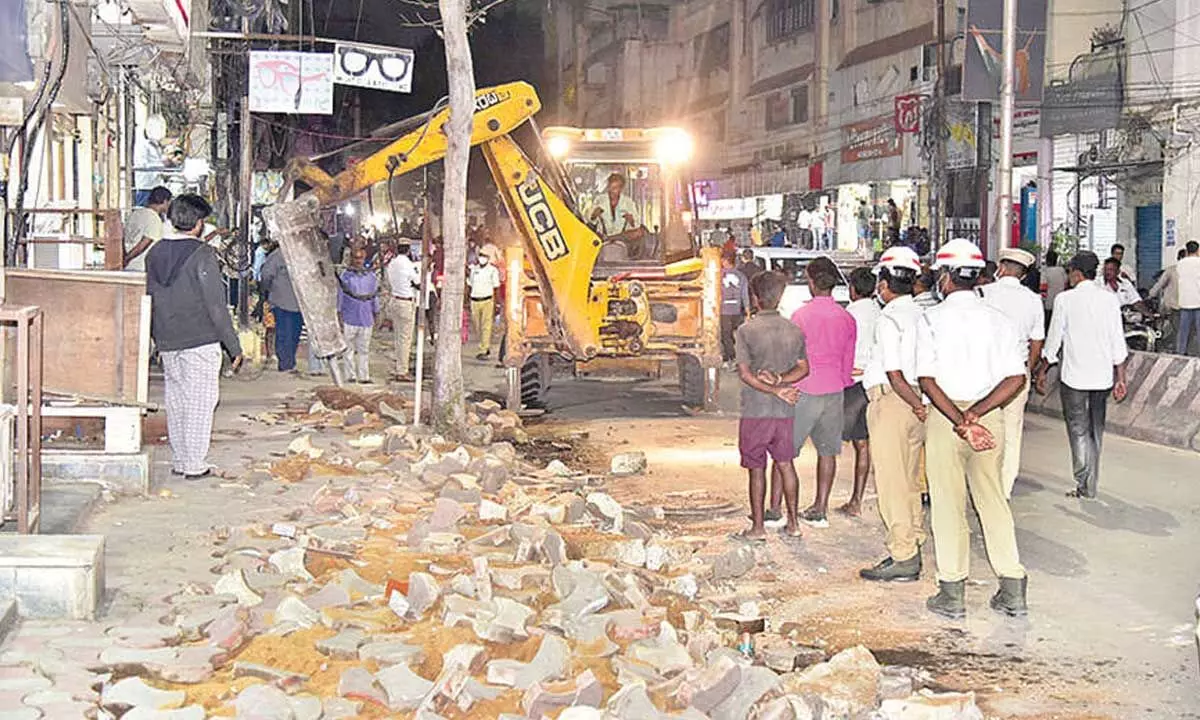 GHMC, cops join hands to clear encroachments in city GHMC, cops join hands to clear encroachments in city