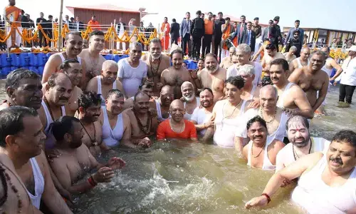 Yogi, Ministers take dip in Sangam