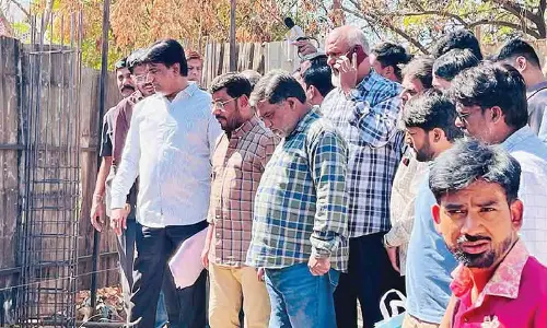 Wakf Board chairman inspects graveyard near Eidgah Madannapet