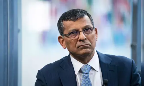 Re falling due to strong Greenback: Rajan
