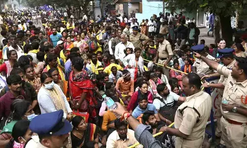 Devotee rush steady at Tirumala while it increases at Srisailam