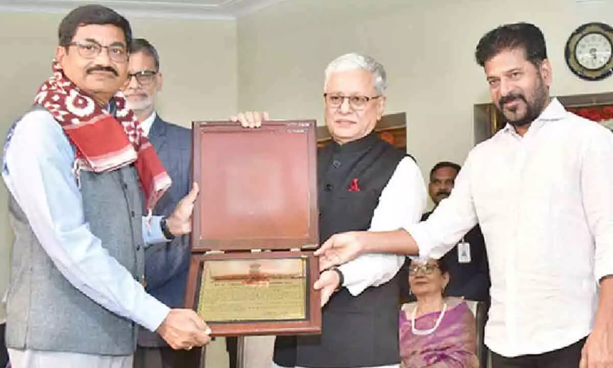 Guv felicitates outstanding achievers on R-Day