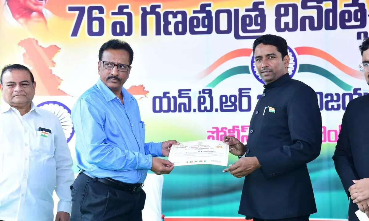 Dr Kamani Srinivas receives certificate of merit