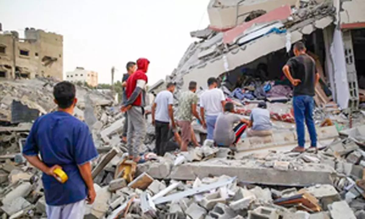 Thousands of displaced Palestinians return to Gaza