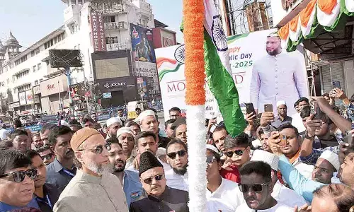 AIMIM chief unfurls national flag in Old City