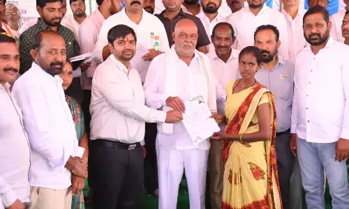 Collector unfurls tricolour flag