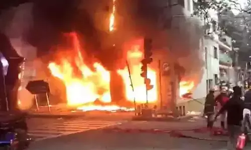 Fire Breaks Out at Electric Vehicle Showroom in Bengaluru; Car Catches Fire Near Belagavi