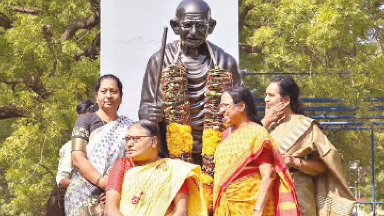 SPMVV pays tributes to Mahatma Gandhi on Martyr’s Day