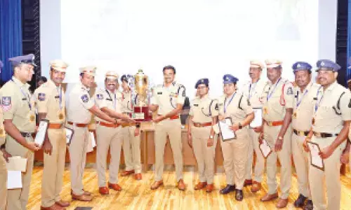 Hyd’bad CP felicitates outstanding cops