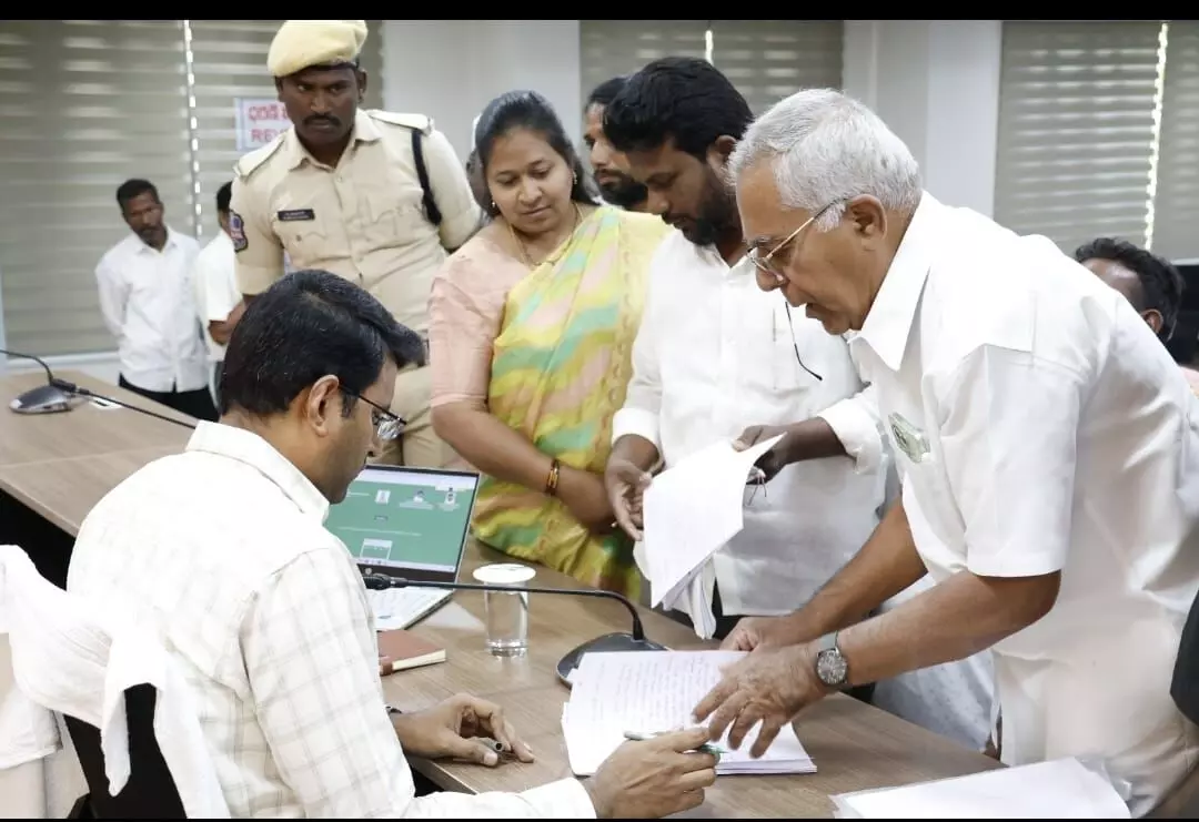 Collector Directs Officials for Immediate Resolution of Prajavani Applications Collector Directs Officials for Immediate Resolution of Prajavani Applications