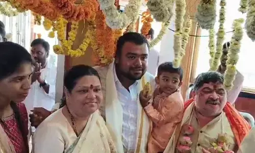 Ponnam visits Vargal Saraswati temple