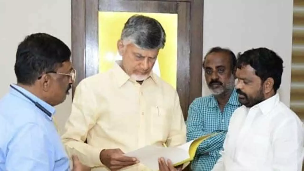 Kadiri: Textile traders seek solutions to problems Kadiri: Textile traders seek solutions to problems