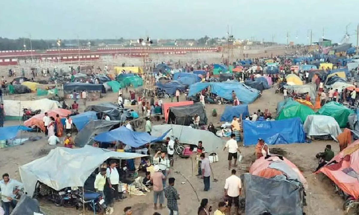 Thousands take holy dip at Chandrabhaga