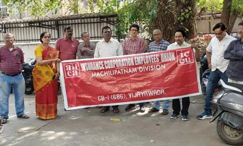 LIC organises lunch hour demo against FDI hike in insurance