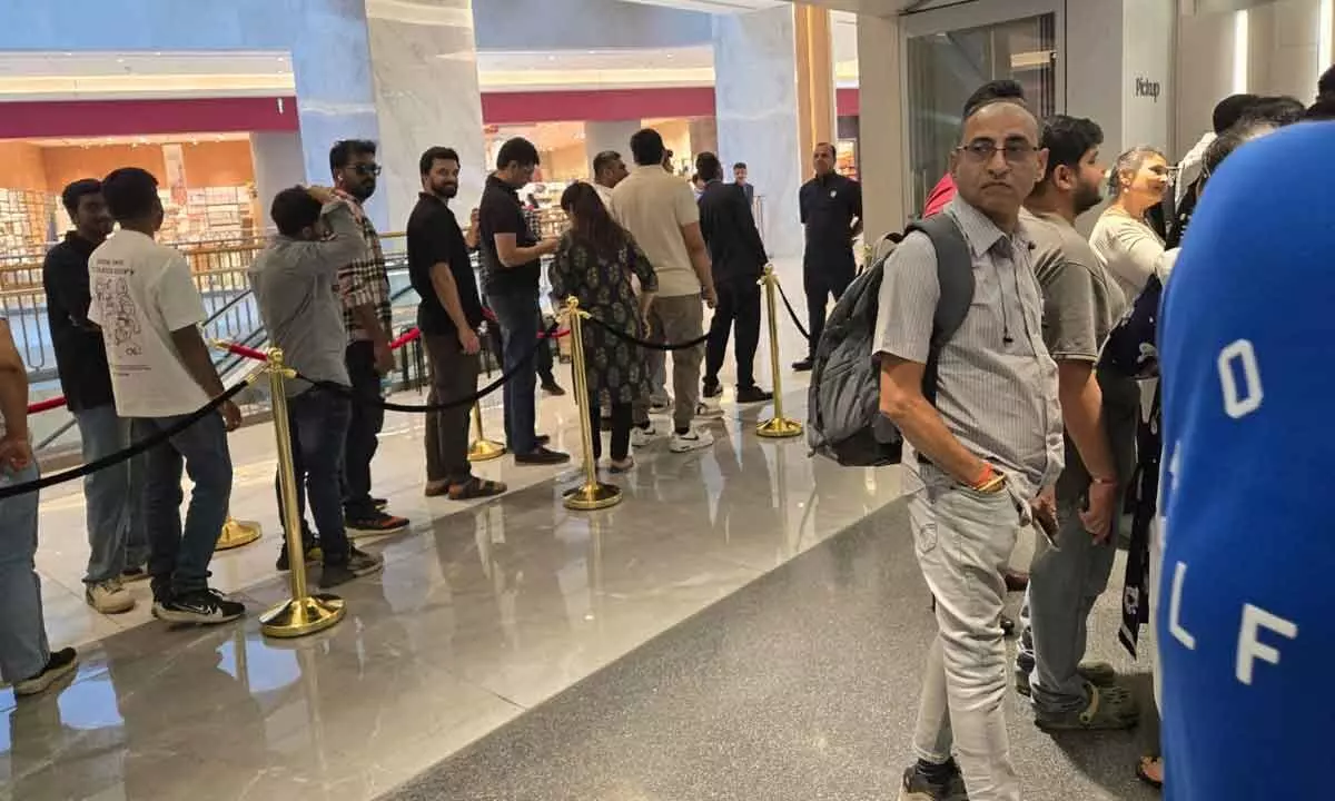 Samsung Galaxy S25 Series Off to a Flying Start in India as Customers Queue Up to Take Deliveries Samsung Galaxy S25 Series Off to a Flying Start in India as Customers Queue Up to Take Deliveries