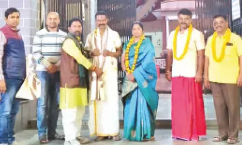 Andhra teacher renders Telugu devotional songs at Kumbh Mela