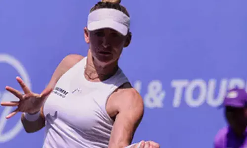 It reminds me a lot of Indian Wells: Jil on surface at Mumbai Open