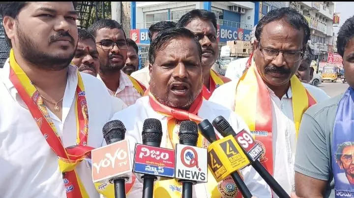 BC Leaders Protest Against Caste Census Manipulation, Demand 42% Reservation BC Leaders Protest Against Caste Census Manipulation, Demand 42% Reservation