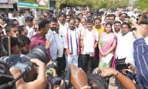 Karimnagar: Prasanna Harikrishna files nomination