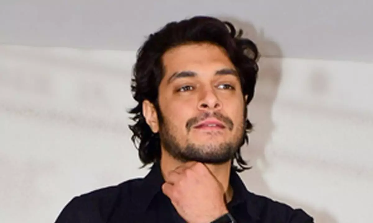 Junaid finally reveals what’s in his backpack, why he travels in a rickshaw Junaid finally reveals what’s in his backpack, why he travels in a rickshaw