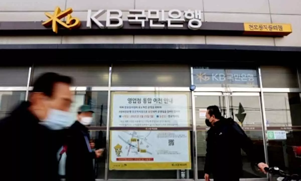 South Koreas 4 major banks to close more offline branches by March