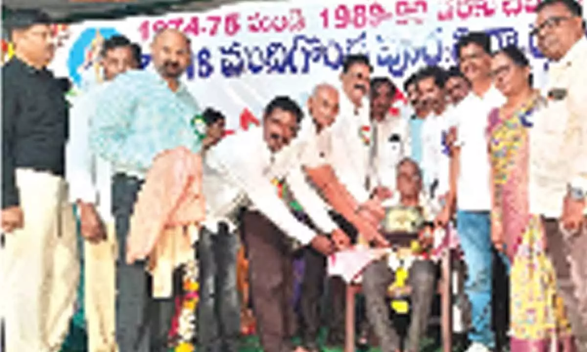 Mudigonda ZP School alumni reunion held