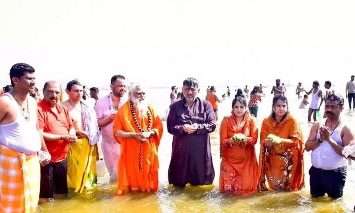 Karnataka Dy CM DK Shivakumar takes holy dip at Triveni Sangam Karnataka Dy CM DK Shivakumar takes holy dip at Triveni Sangam