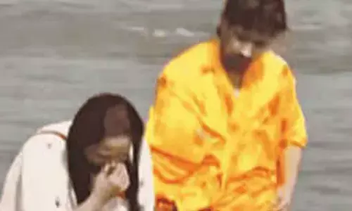 Jaya Prada, son take holy dip at Sangam