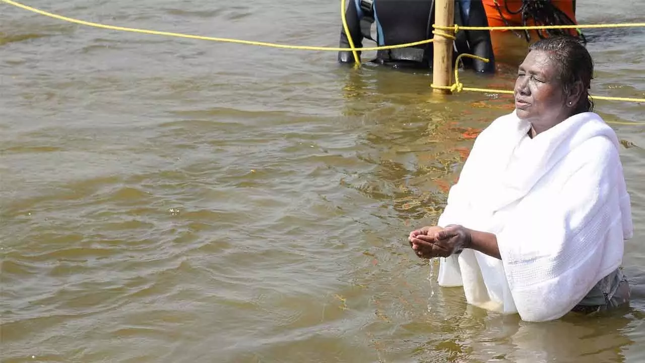 Murmu takes sacred dip at Triveni Sangam