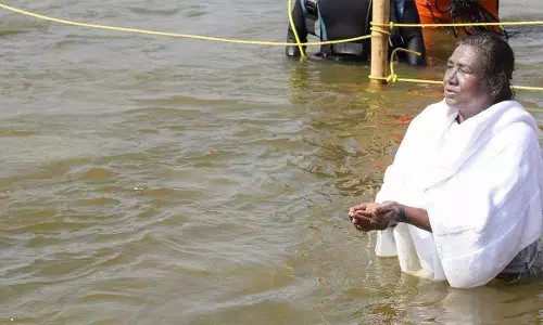 Murmu takes sacred dip at Triveni Sangam