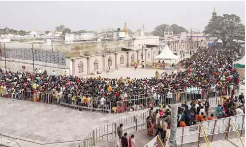 Large numbers of devotees head to Kashi, Ayodhya