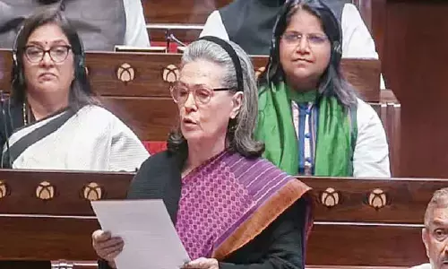 Sonia urges govt to complete census