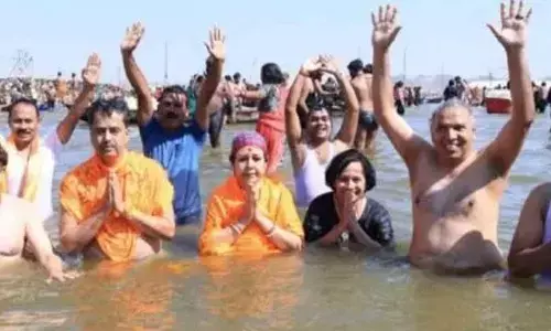 Tripura CM takes holy bath in Sangam with family