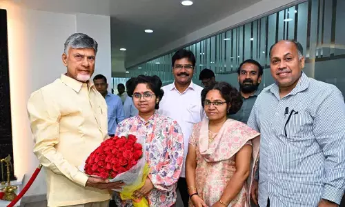 JEE Mains topper Manogna meets CM Naidu