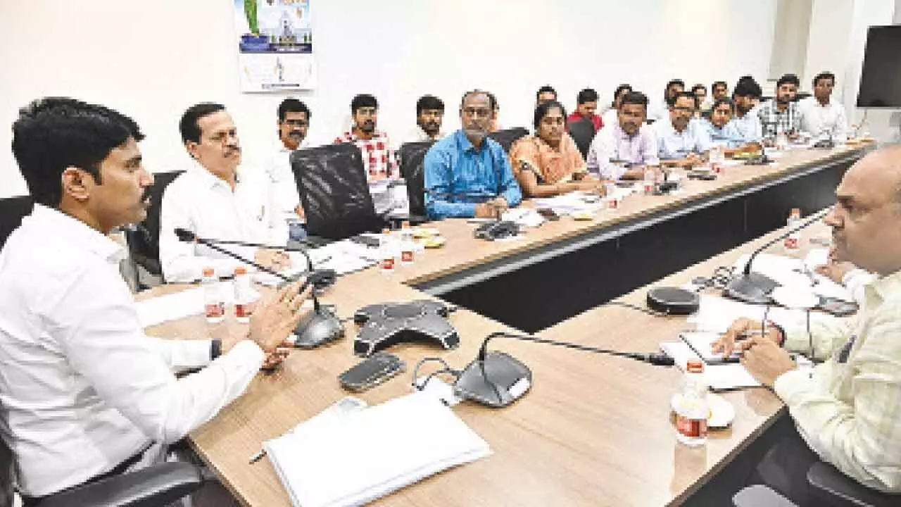 Collector prods babus to mitigate water woes