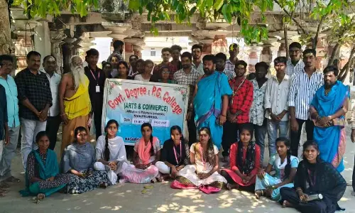Arts College Students Visit Ancient Temple on Field Trip