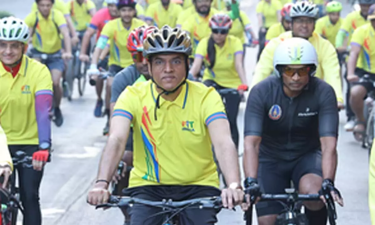Sports Min leads Fit India Sundays on Cycle in Mumbai, propagates PMs message to fight obesity Sports Min leads Fit India Sundays on Cycle in Mumbai, propagates PMs message to fight obesity