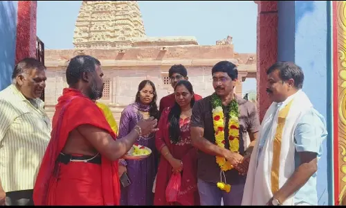 IAS Officer Ram Chandrudu Visits Alampur’s Jogulamba Bala Brahmeshwar Swamy Temple.