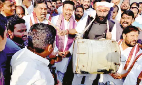 Minister Uttam Kumar offers prayers at Peddagattu jatara