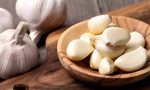 Garlic for Skin: Amazing Benefits of Chewing a Clove on an Empty Stomach