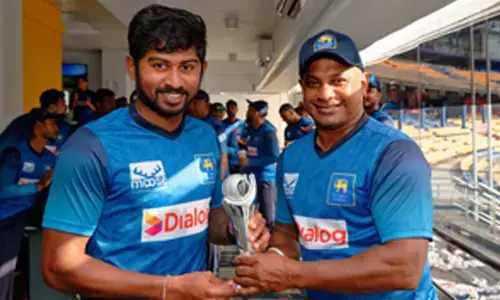 Jayasuriya presents ICC Mens Emerging Cricketer of the Year award to Kamindu Mendis