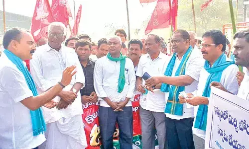 Major protest rocks agri market; police foil storming attempt